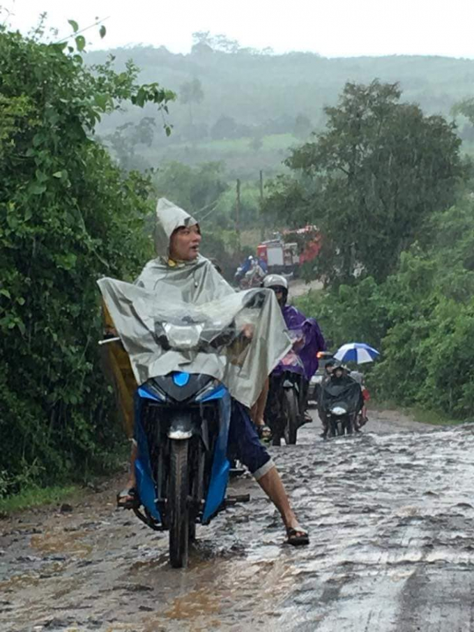 Trời mưa lớn, g&acirc;y kh&oacute; khăn cho c&ocirc;ng t&aacute;c cứu hộ.