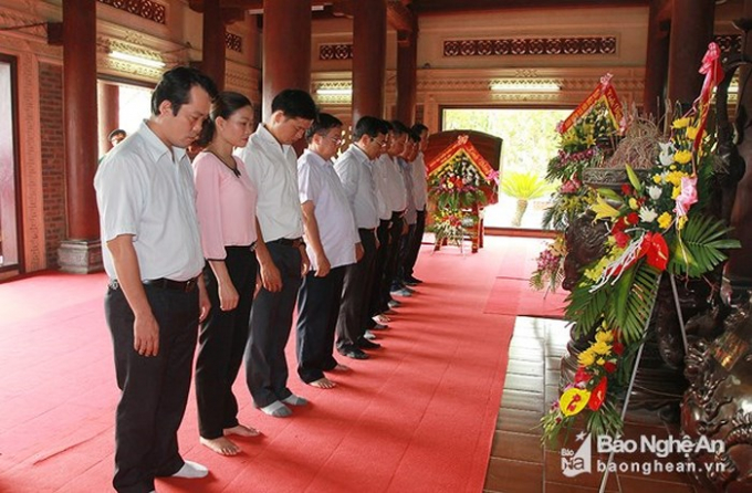 Đo&agrave;n d&agrave;nh một ph&uacute;t mặc niệm tưởng nhớ c&aacute;c anh h&ugrave;ng, liệt sỹ. Ảnh: Chu Thanh