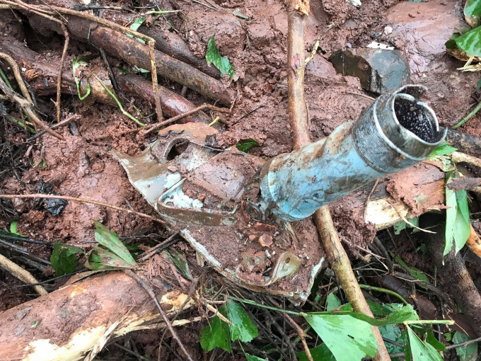 Một phần của m&aacute;y bay được t&igrave;m thấy.