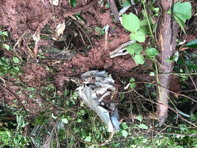 Rơi m&aacute;y bay ở Nghệ An: D&ugrave; v&agrave; nhiều mảnh vỡ m&aacute;y bay được t&igrave;m thấy