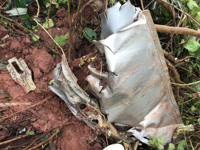 Rơi m&aacute;y bay ở Nghệ An: D&ugrave; v&agrave; nhiều mảnh vỡ m&aacute;y bay được t&igrave;m thấy