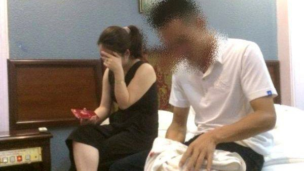 Hiện trường trong nh&agrave; nghỉ khi mọi người ập v&agrave;o bắt quả tang