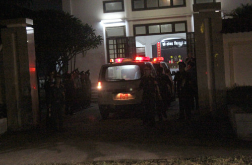 Thi thể hai phi c&ocirc;ng được đưa về nh&agrave; tang lễ