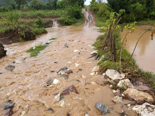 Đường v&agrave;o khu vực m&aacute;y bay rơi lầy lội, ngập nước do mưa&nbsp;