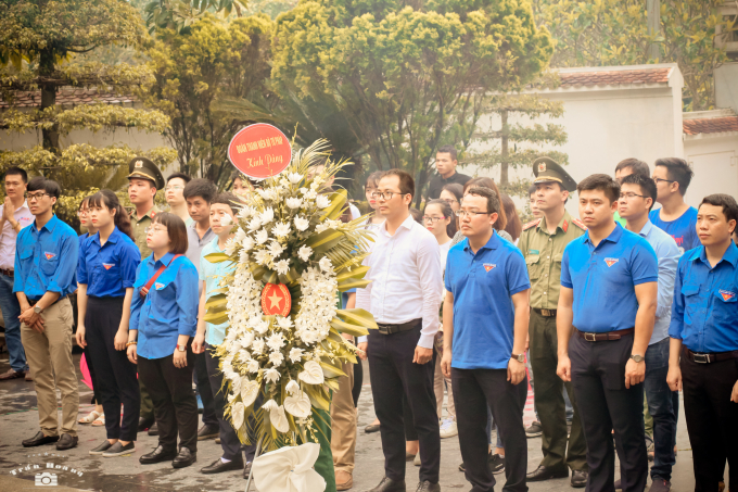 Đo&agrave;n thanh ni&ecirc;n Bộ Tư ph&aacute;p d&acirc;ng hương tại Ng&atilde; ba Đồng Lộc.