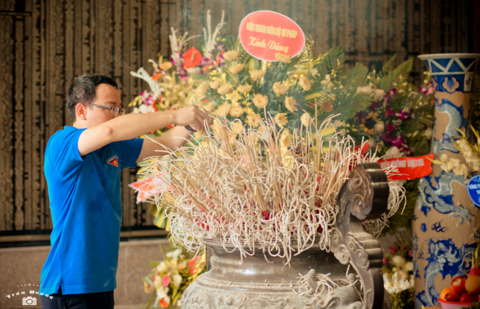 Đồng ch&iacute;&nbsp;Hồ Quang Huy - Ủy vi&ecirc;n BCH Đo&agrave;n Khối c&aacute;c cơ quan Trung ương, B&iacute; thư Đo&agrave;n Bộ thay mặt đo&agrave;n d&acirc;ng hương l&ecirc;n đ&agrave;i tưởng niệm c&aacute;c liệt sỹ.