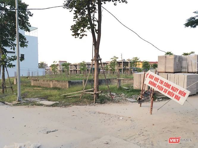 Nhiều khu vực của si&ecirc;u dự &aacute;n Khu đ&ocirc; thị Nam đường 32 (Westpoint Nam đường 32) của C&ocirc;ng ty CP đầu tư v&agrave; ph&aacute;t triển Lũng L&ocirc; 5 chưa ho&agrave;n chỉnh theo quy hoạch.