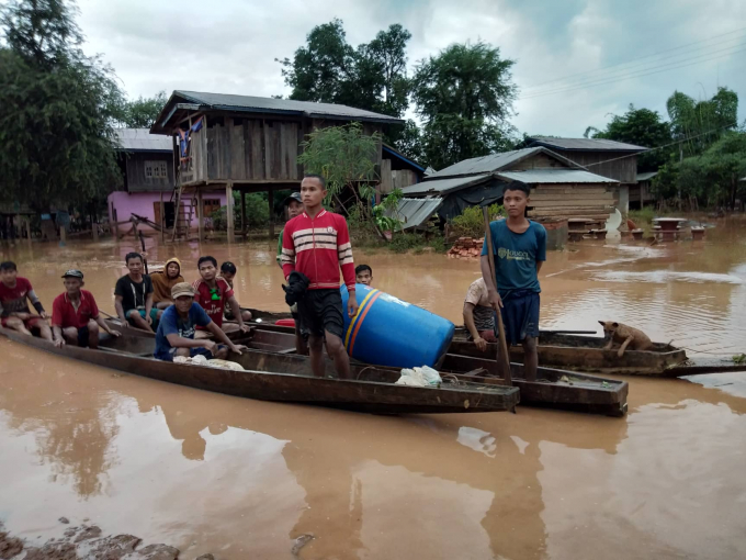 Thuyền nhỏ l&agrave; phương tiện kh&ocirc;ng thể thiếu tại v&ugrave;ng rốn lũ.