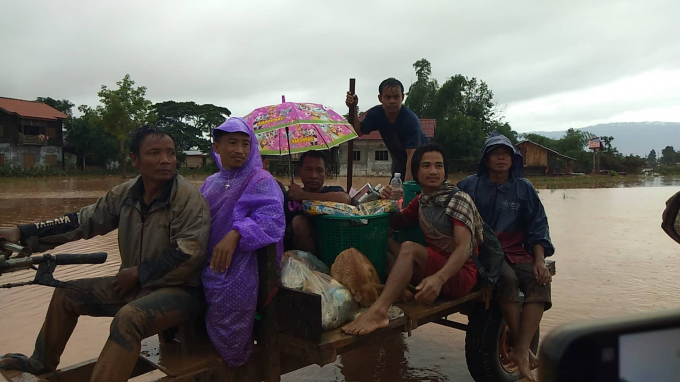 b&agrave; con nh&acirc;n d&acirc;n L&agrave;o trong v&ugrave;ng rốn lũ tương th&acirc;n tương &aacute;i