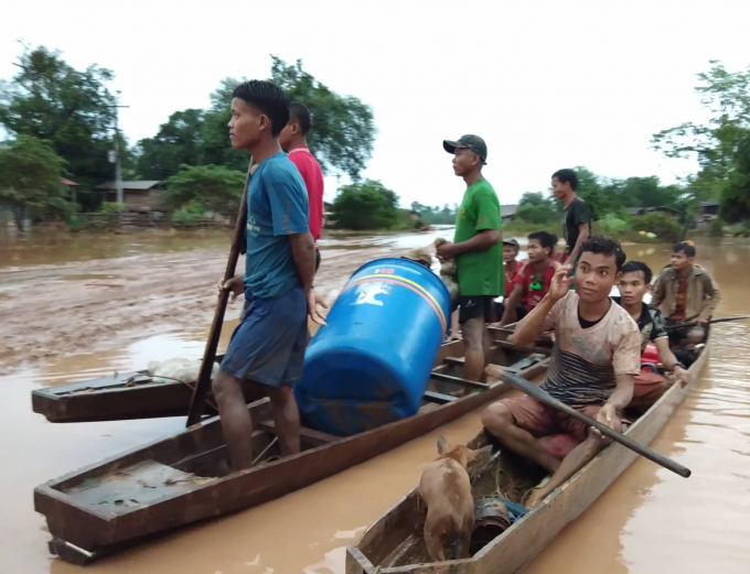 Thanh ni&ecirc;n L&agrave;o trong v&ugrave;ng rốn lũ