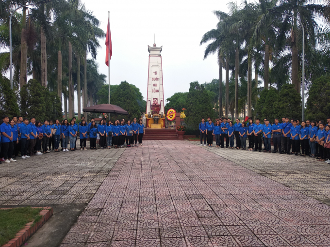 Tuổi trẻ quận Ba Đ&igrave;nh tổ chức d&acirc;ng hoa, thắp nến tri &acirc;n tại nghĩa trang TP H&agrave; Nội.