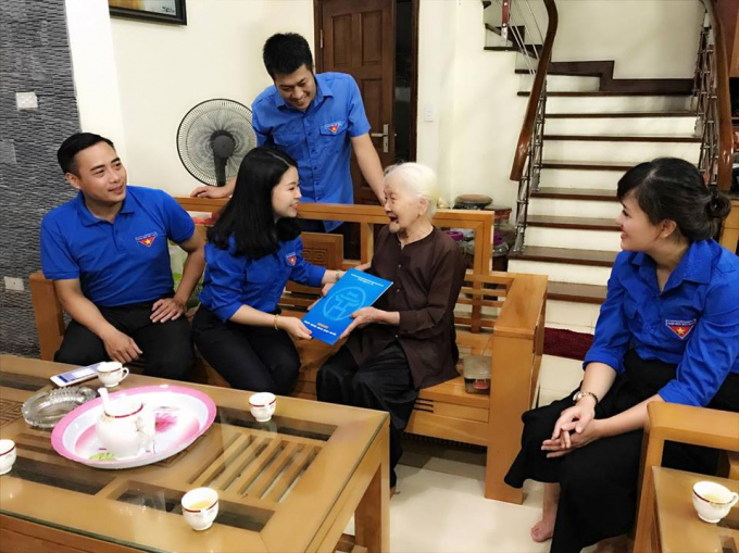 C&aacute;n bộ Quận đo&agrave;n Ba Đ&igrave;nh tặng qu&agrave;, thăm hỏi Mẹ VNAH Nguyễn Thị Tiểu - PhườngLiễu Giai, quận Ba Đ&igrave;nh