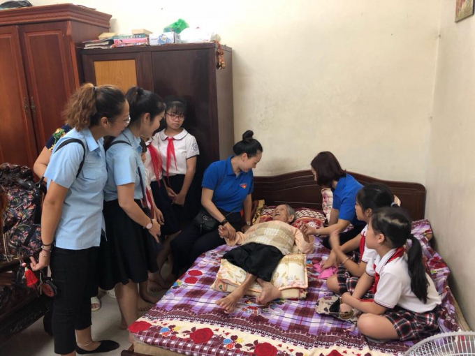 Hoạt động thăm hỏi, tặng qu&agrave; mẹ VNAH Trần Thị Khiếu - Phường Tr&uacute;c Bạch, quận Ba Đ&igrave;nh của c&aacute;c bạn thanh ni&ecirc;n quận Ba Đ&igrave;nh
