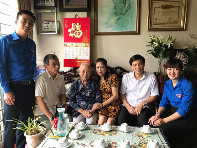 Tuổi trẻ quận c&ugrave;ng với l&atilde;nh đạo quận Ba Đ&igrave;nh tặng qu&agrave;, thăm hỏi mẹ VNAH Do&atilde;n Ngọc Tr&acirc;m, mẹ liệt sĩ b&aacute;c sĩ Đặng Th&ugrave;y Tr&acirc;m.