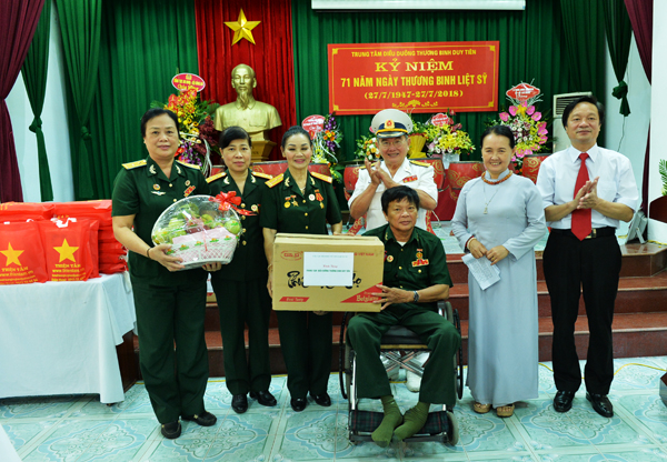 Đo&agrave;n Phật tử ch&ugrave;a Qu&aacute;n Sứ thăm v&agrave; tặng qu&agrave; tại Trung t&acirc;m Điều dưỡng Thương binh H&agrave; Nam