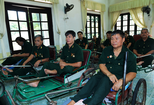 Đo&agrave;n Phật tử ch&ugrave;a Qu&aacute;n Sứ thăm v&agrave; tặng qu&agrave; tại Trung t&acirc;m Điều dưỡng Thương binh H&agrave; Nam