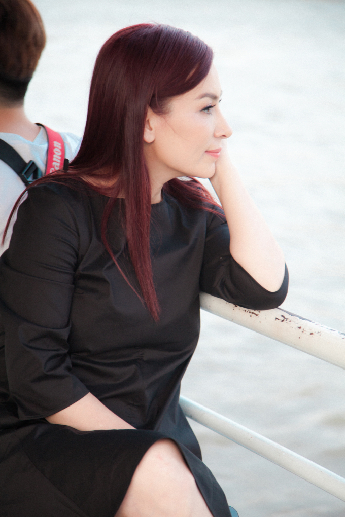 C&ocirc; đem nhiều trang phục d&acirc;n tộc của những nh&agrave; thiết kế nổi tiếng tại Việt Nam như Thuận Việt, Thuỷ nguyễn, Trần Thiện Kh&aacute;nh&nbsp;để mang theo chụp h&igrave;nh quảng c&aacute;o &aacute;o d&agrave;i Việt Nam.