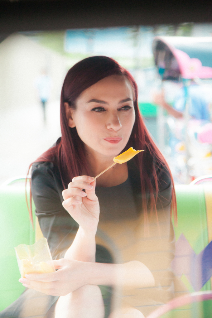 Phi Nhung giản dị đi thuyền v&agrave; xe tuk tuk đi quay v&agrave; chụp h&igrave;nh quảng c&aacute;o tại Th&aacute;i Lan
