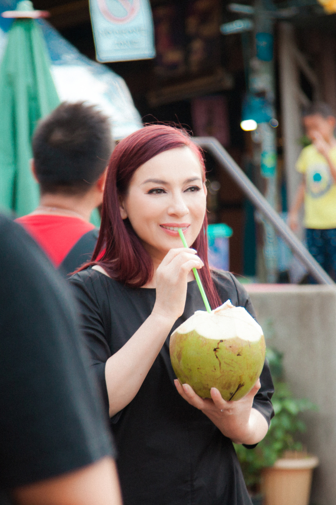 Phi Nhung giản dị đi thuyền v&agrave; xe tuk tuk đi quay v&agrave; chụp h&igrave;nh quảng c&aacute;o tại Th&aacute;i Lan