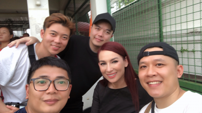 Được xe của c&aacute;c nh&atilde;n h&agrave;ng chu đ&aacute;o đ&oacute;n nhưng c&ocirc; vẫn th&iacute;ch được đi thuyền tr&ecirc;n s&ocirc;ng v&agrave; xe tuk tuk, th&iacute;ch ăn lề đường v&agrave; ho&agrave; đồng c&ugrave;ng mọi người.