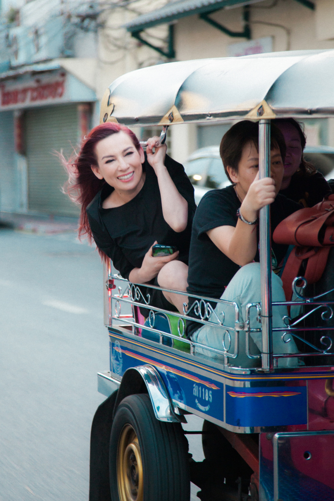 Phi Nhung giản dị đi thuyền v&agrave; xe tuk tuk đi quay v&agrave; chụp h&igrave;nh quảng c&aacute;o tại Th&aacute;i Lan
