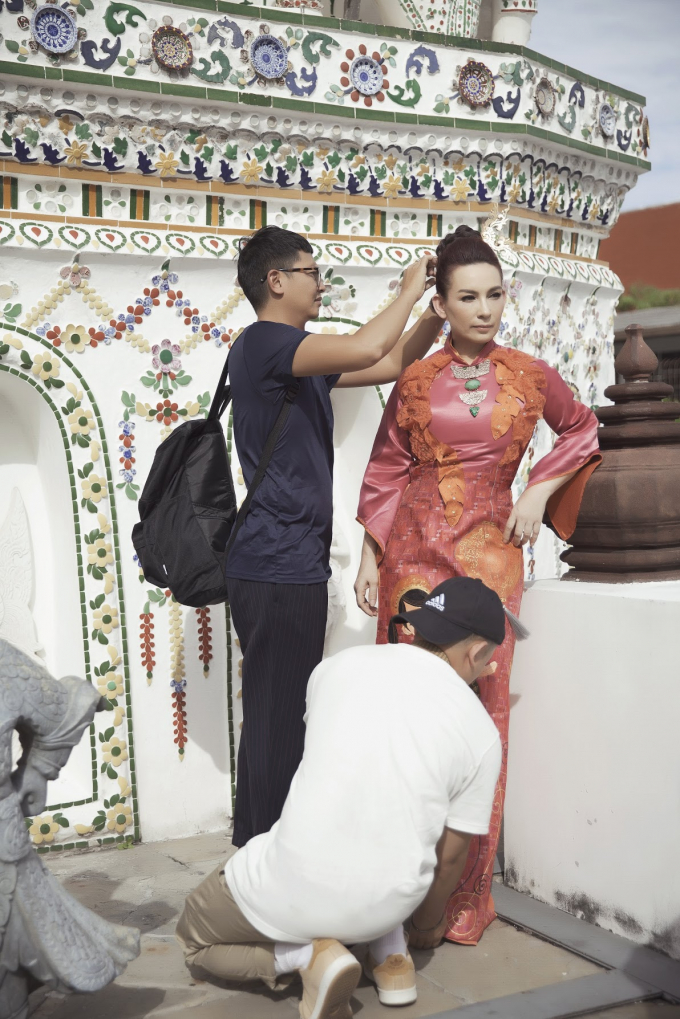 Phi Nhung giản dị đi thuyền v&agrave; xe tuk tuk đi quay v&agrave; chụp h&igrave;nh quảng c&aacute;o tại Th&aacute;i Lan