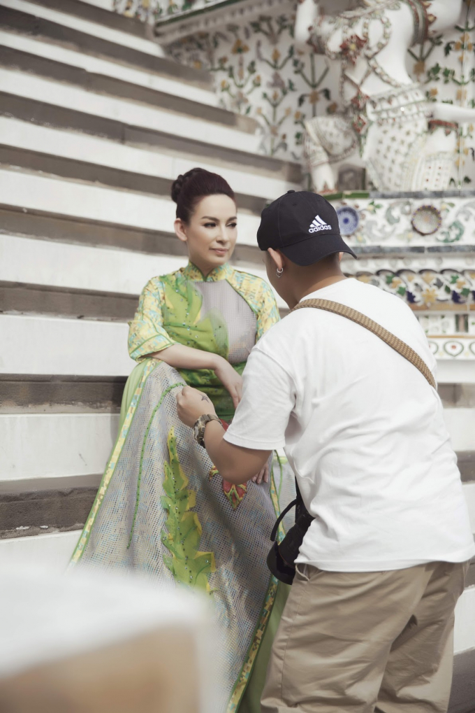 Phi Nhung giản dị đi thuyền v&agrave; xe tuk tuk đi quay v&agrave; chụp h&igrave;nh quảng c&aacute;o tại Th&aacute;i Lan