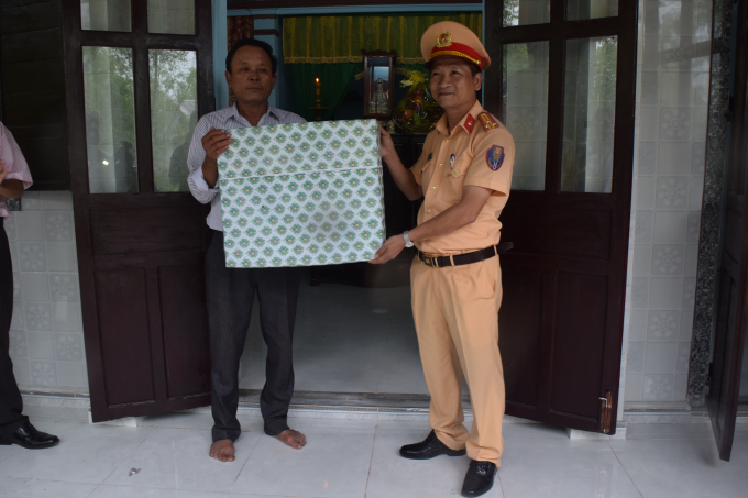 Thăm hỏi c&aacute;c gia đ&igrave;nh ch&iacute;nh s&aacute;ch.