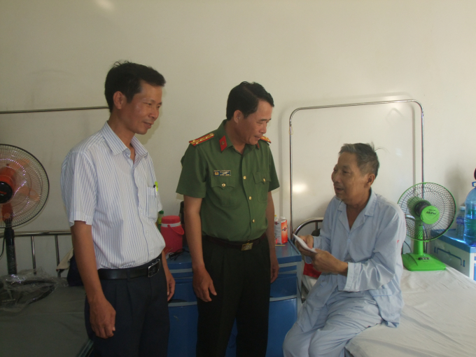 Đại t&aacute; L&ecirc; Quốc H&ugrave;ng- UVTV Tỉnh ủy, Gi&aacute;m đốc C&ocirc;ng an tỉnh c&ugrave;ng đại diện ch&iacute;nh quyền địa phương đ&atilde; đến thăm hỏi v&agrave; tặng qu&agrave; c&aacute;c gia đ&igrave;nh ch&iacute;nh s&aacute;ch tr&ecirc;n địa b&agrave;n huyện Ph&uacute; Vang.