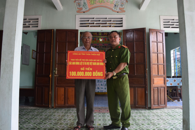 Đại t&aacute; L&ecirc; Văn Vũ, Ph&oacute; Gi&aacute;m đốc C&ocirc;ng an tỉnh đ&atilde; đến thăm hỏi, tặng qu&agrave; tại một số gia đ&igrave;nh l&agrave; th&acirc;n nh&acirc;n liệt sỹ trong C&ocirc;ng an tỉnh.