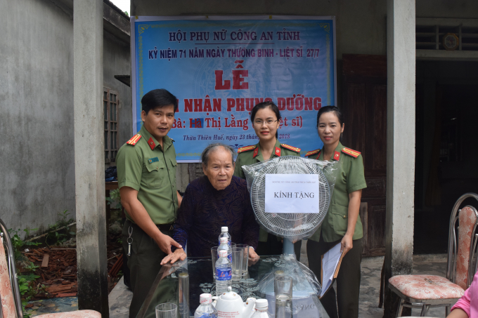 Hội PN C&ocirc;ng an tỉnh nhận phụng dưỡng Mẹ VNAH.