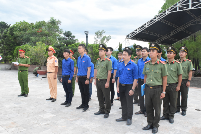 Đo&agrave;n Thanh ni&ecirc;n d&acirc;ng hoa, d&acirc;ng hương tại nghĩa trang liệt sỹ TP Huế.