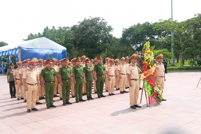 Khối CSND II d&acirc;ng hương, d&acirc;ng hoa tại nghĩa trang.