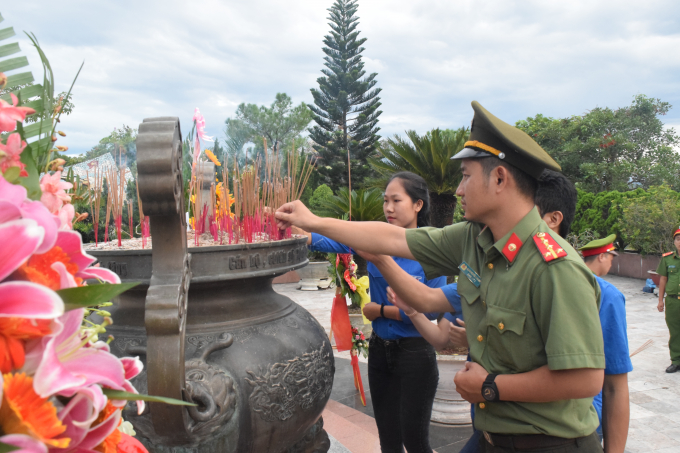 Đo&agrave;n Thanh ni&ecirc;n d&acirc;ng hoa, d&acirc;ng hương tại nghĩa trang liệt sỹ TP Huế.