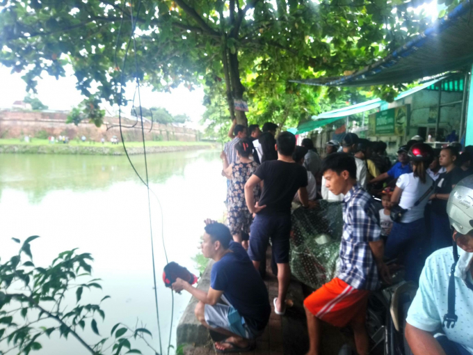 Nhiều người d&acirc;n theo d&otilde;i vụ việc.