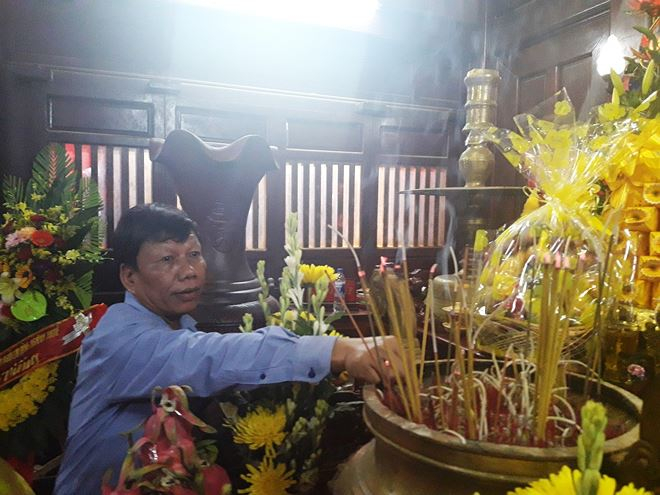 &Ocirc;ng Ho&agrave;ng Kỳ - Gi&aacute;m đốc Sở Tư ph&aacute;p tỉnh Quảng Trị d&acirc;ng hương tri &acirc;n tại bến thả hoa bờ Nam s&ocirc;ng Thạch H&atilde;n.