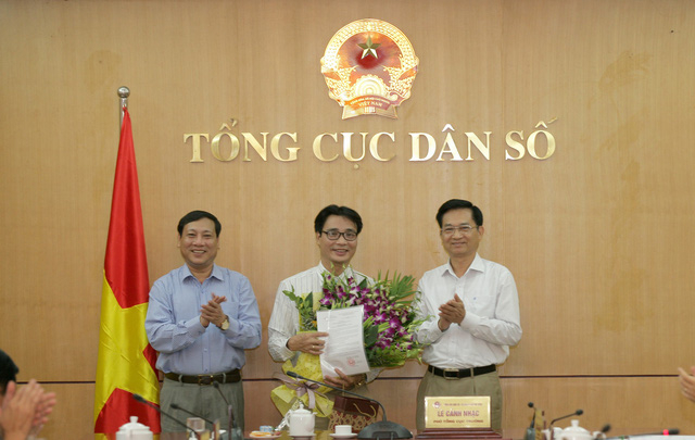 L&atilde;nh đạo Tổng cục D&acirc;n số trao quyết định v&agrave; hoa ch&uacute;c mừng Ph&oacute; Tổng bi&ecirc;n tập Nguyễn Ch&iacute; Long.