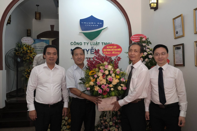 C&aacute;c đơn vị ch&uacute;c mừng khai trương c&ocirc;ng ty luật Nguyễn Đỗ.