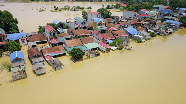 H&agrave;ng ngh&igrave;n ng&ocirc;i nha khu vực ngoại th&agrave;nh H&agrave; Nội bị ngập s&acirc;u. Ảnh To&agrave;n Vũ.