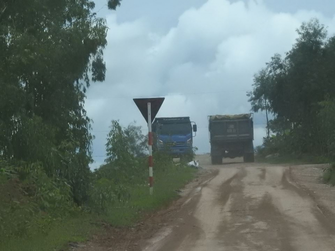 Những chiếc xe v&agrave;o ra tấp nập nhưng rất &iacute;t xe phục vụ cho nhu cầu