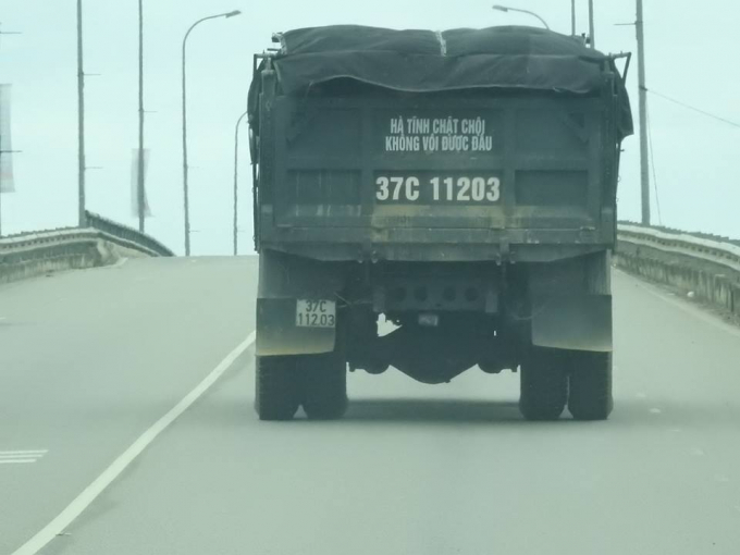 Ph&oacute;ng vi&ecirc;n đ&atilde; theo ch&acirc;n chiếc xe tải 37C -11203 sau khi chở đầy đất th&igrave; lưu th&ocirc;ng l&ecirc;n cầu vượt hướng về th&agrave;nh phố H&agrave; Tĩnh.
