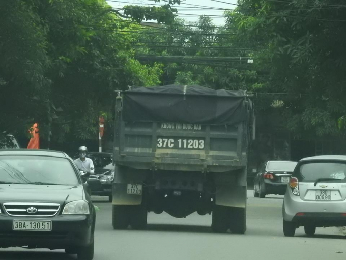 Chạy thẳng v&agrave;o phố...