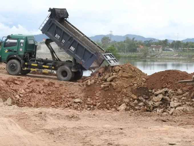 Sau đ&oacute; đổ đất cho c&ocirc;ng tr&igrave;nh