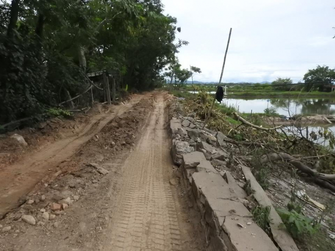 Việc những xe chở vật liệu chạy li&ecirc;n tục khiến đường đ&ecirc; ra khu vực thi c&ocirc;ng Cống Đập H&agrave;u bị hư hỏng như thế n&agrave;y.