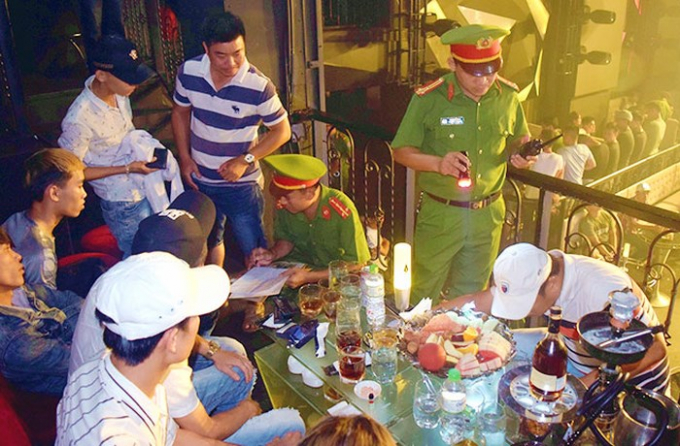 C&ocirc;ng an tỉnh Thừa Thi&ecirc;n - Huế kiểm tra, thu giữ số lượng lớn ma t&uacute;y tổng hợp b&ecirc;n trong qu&aacute;n bar ASTA club.
