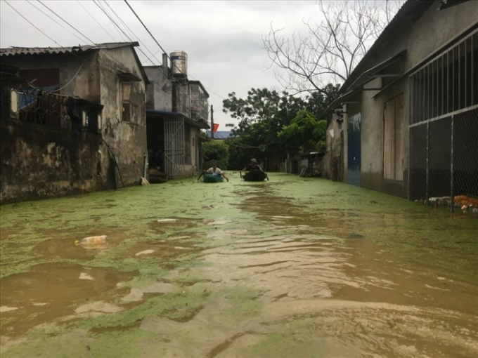 Người d&acirc;n sử dụng thuyền l&agrave;m phương tiện lưu th&ocirc;ng trong th&ocirc;n