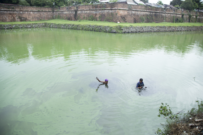Lực lượng chức năng đang thực nghiệm lại hiện trường.