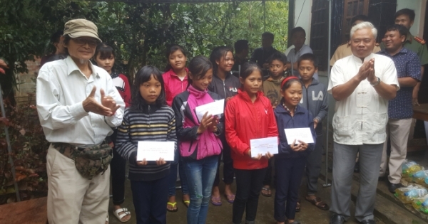 Thừa Thiên Huế: Những phần quà ý nghĩa đến với người dân A Lưới