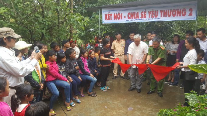 Đại diện Đảng ủy, ch&iacute;nh quyền x&atilde; Hồng Bắc đến dự buổi trao qu&agrave;.