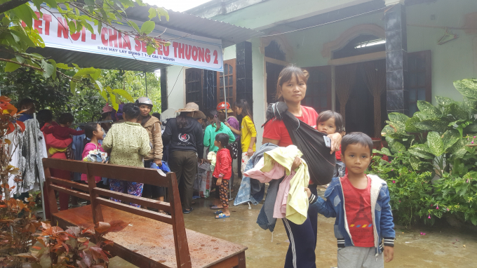 Trong ng&agrave;y c&oacute; rất nhiều người d&acirc;n đ&oacute;n nhận tấm l&ograve;ng nh&acirc;n &aacute;i.